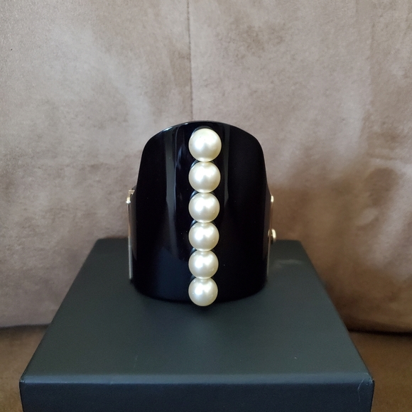 CHANEL Jewelry - Pre-owned Black Chanel Bracelet Faux Pearl